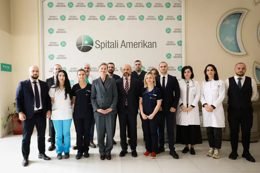 E Ngarkuara me Punë Nancy VanHorn vizitë në Spitalin Amerikan