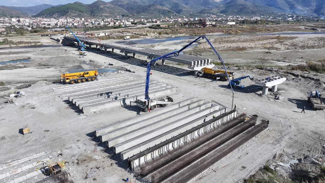 Punimet për urën e Bilçës në Berat , kryeminstri Rama ndan pamjet në rrjete sociale