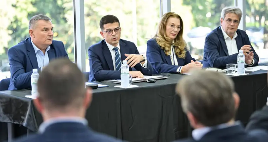 Takimi i ministrit Vengu me bashkitë e qarkut Shkodër për projektet e Mbrojtjes Civile