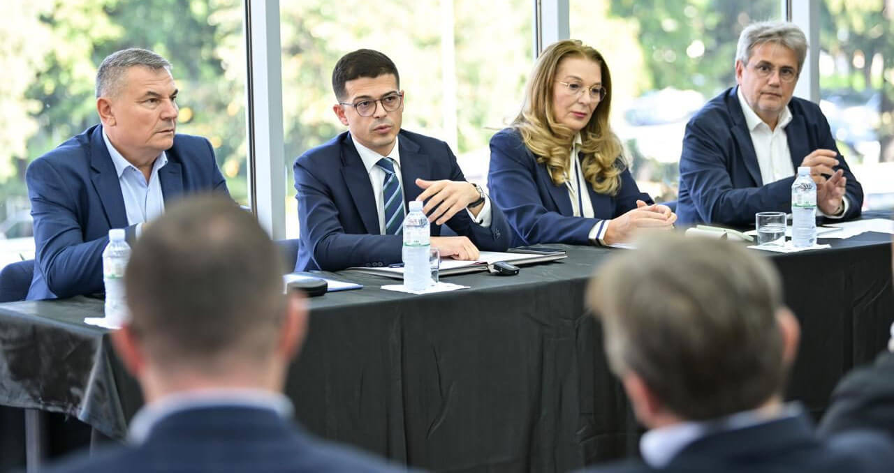 Takimi i ministrit Vengu me bashkitë e qarkut Shkodër për projektet e Mbrojtjes Civile