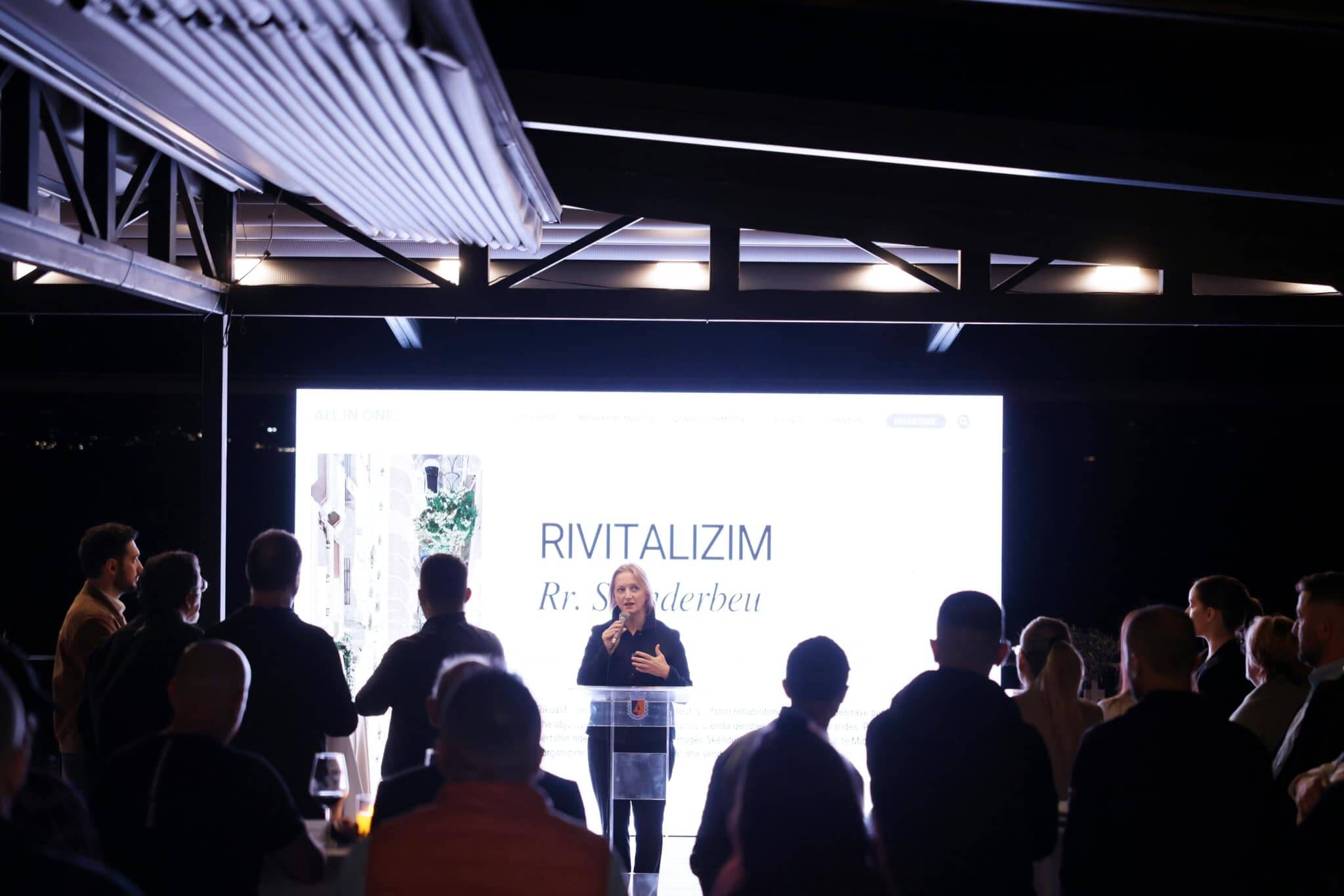 Ministrja Denaj vlerëson suksesin e sezonit turistik në Sarandë dhe premton më shumë investime për zhvillimin e zonës