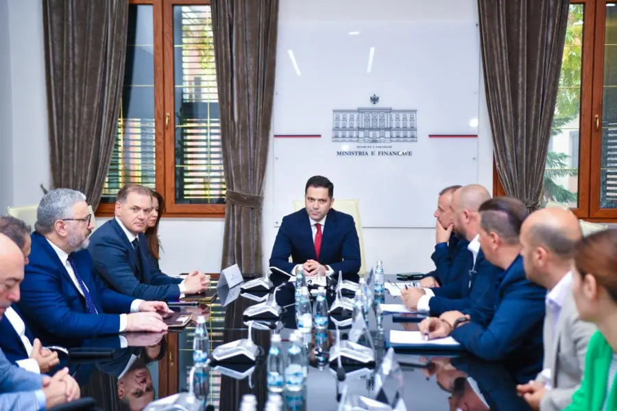 Ministri Malaj mban një takim me dhomat e tregtisë dhe shoqatat e biznesit për diskutimin e Strategjisë Afatmesme e të Ardhurave 2024-2027