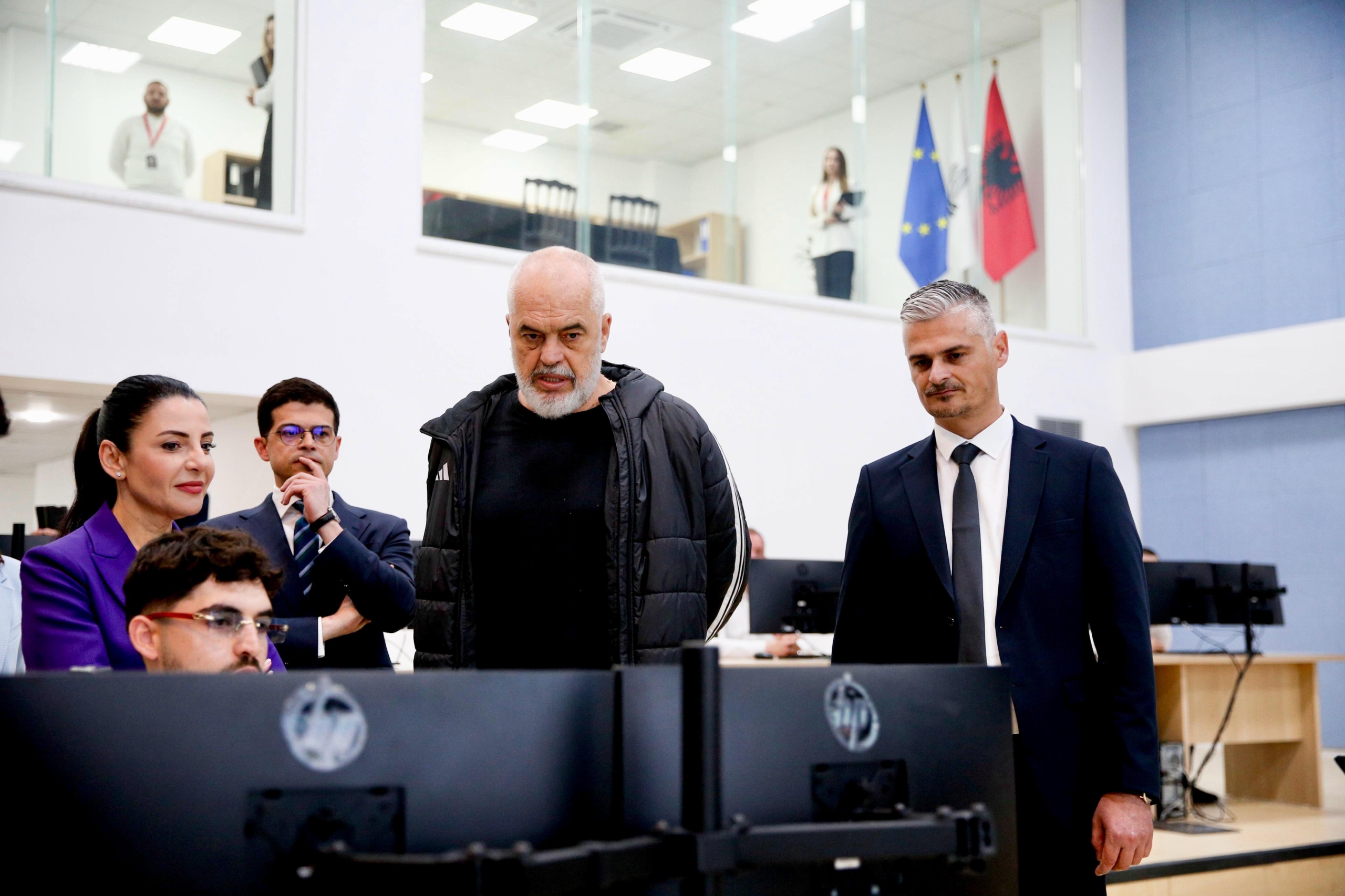 Qendra e re e Kontrollit të Trafikut në Kamëz, monitorim 24/7 i rrugëve dhe bashkëpunim mes Policisë Rrugore, Urgjencës dhe Emergjencave Civile.