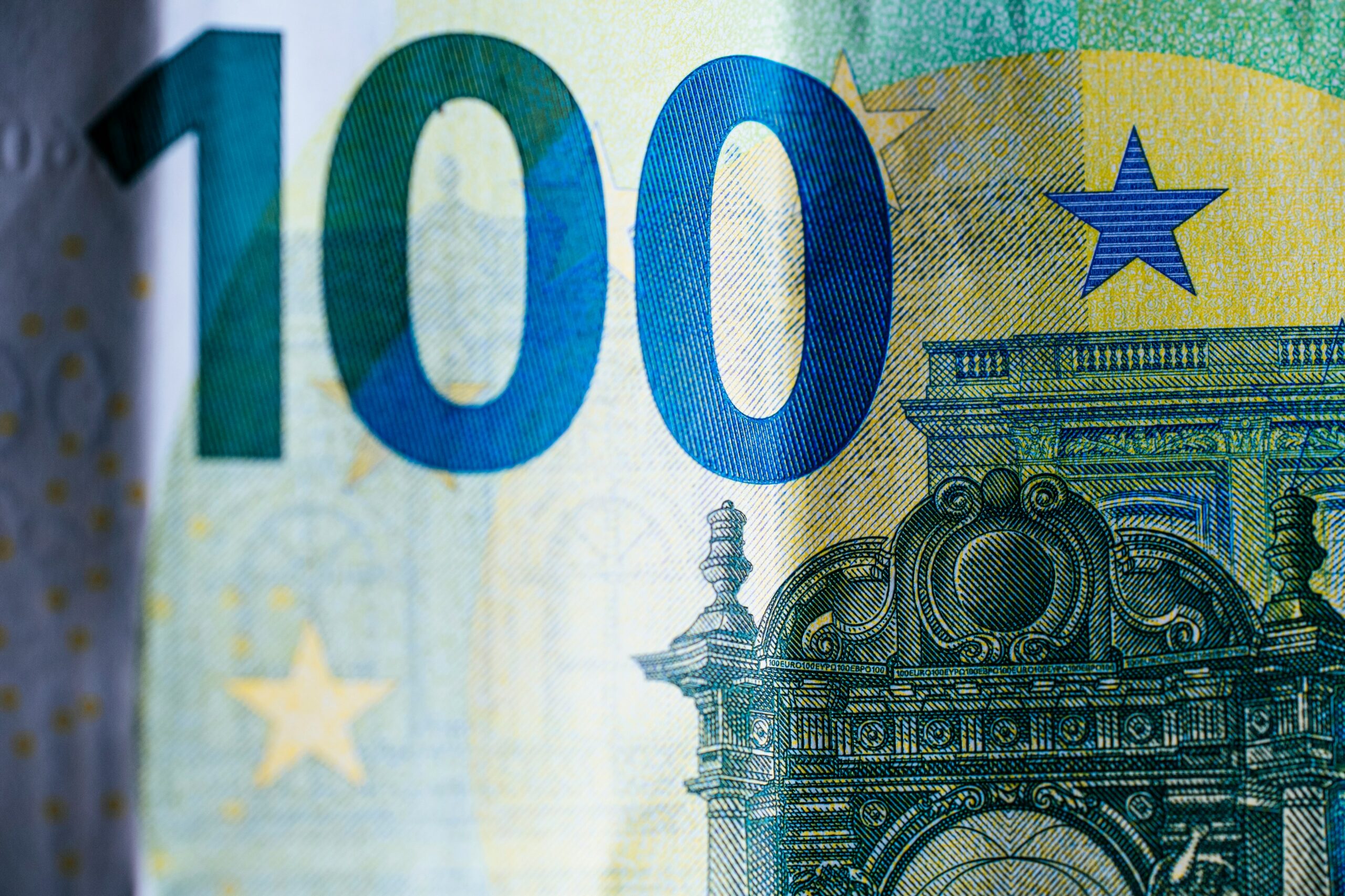Rënia e euros kundrejt lekut prek një rekord të ri negativ