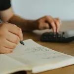 Investimet kapitale të tkurrura, pushteti vendor në 2024 fokusohet tek personeli