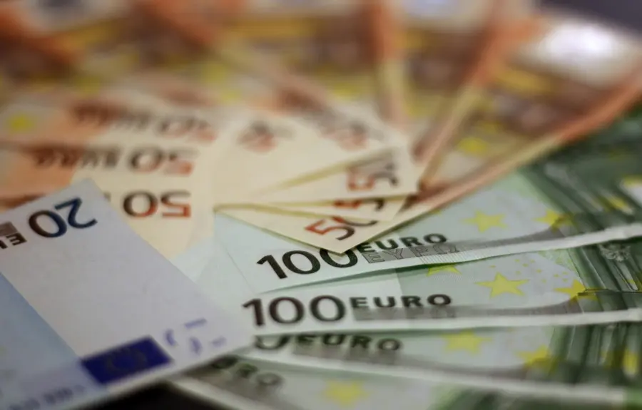 Euro zbret nën 100 lekë për herë të parë
