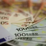 Euro zbret nën 100 lekë për herë të parë