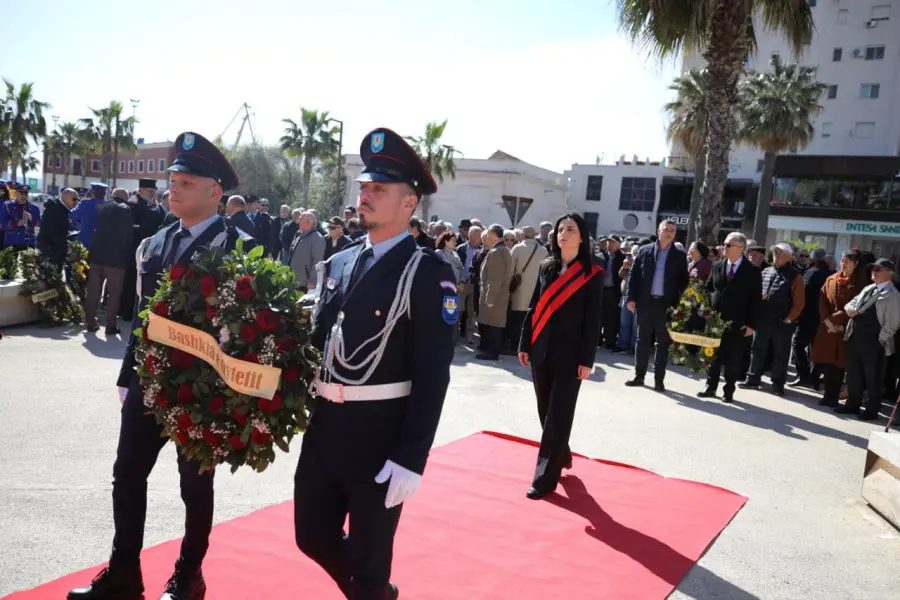 Durrës, përkujtohet 86-vjetori i rezistencës antifashiste me homazhe pranë bustit të Mujo Ulqinakut