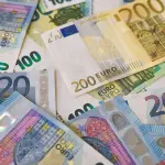 Euro rritet , shkon 100 lekë