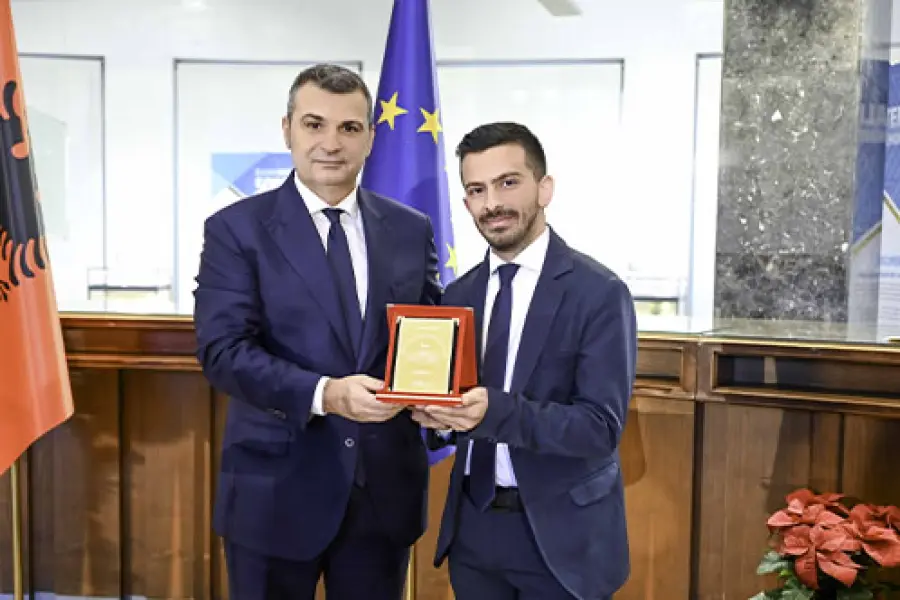 Genti Sejko, me gazetarë dhe analistë në kuadër të aktivitetit 