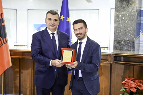 Genti Sejko, me gazetarë dhe analistë në kuadër të aktivitetit 