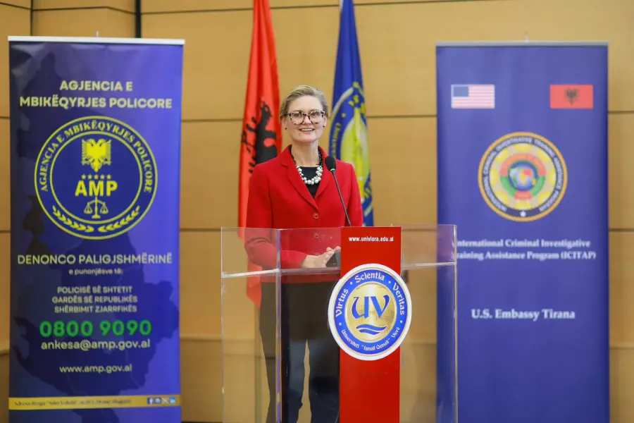 Nancy VanHorn në Vlorë , takim me Drejtorin Rajonal të Agjencisë së Mbikëqyrjes Policore, Glodian Ahmetaj dhe studentët e Fakultetit të Drejtësisë 