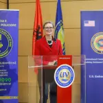 Nancy VanHorn në Vlorë , takim me Drejtorin Rajonal të Agjencisë së Mbikëqyrjes Policore, Glodian Ahmetaj dhe studentët e Fakultetit të Drejtësisë 