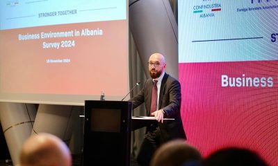 Zv.Ministri Musabelliu duke mbajtur fjaim në një event