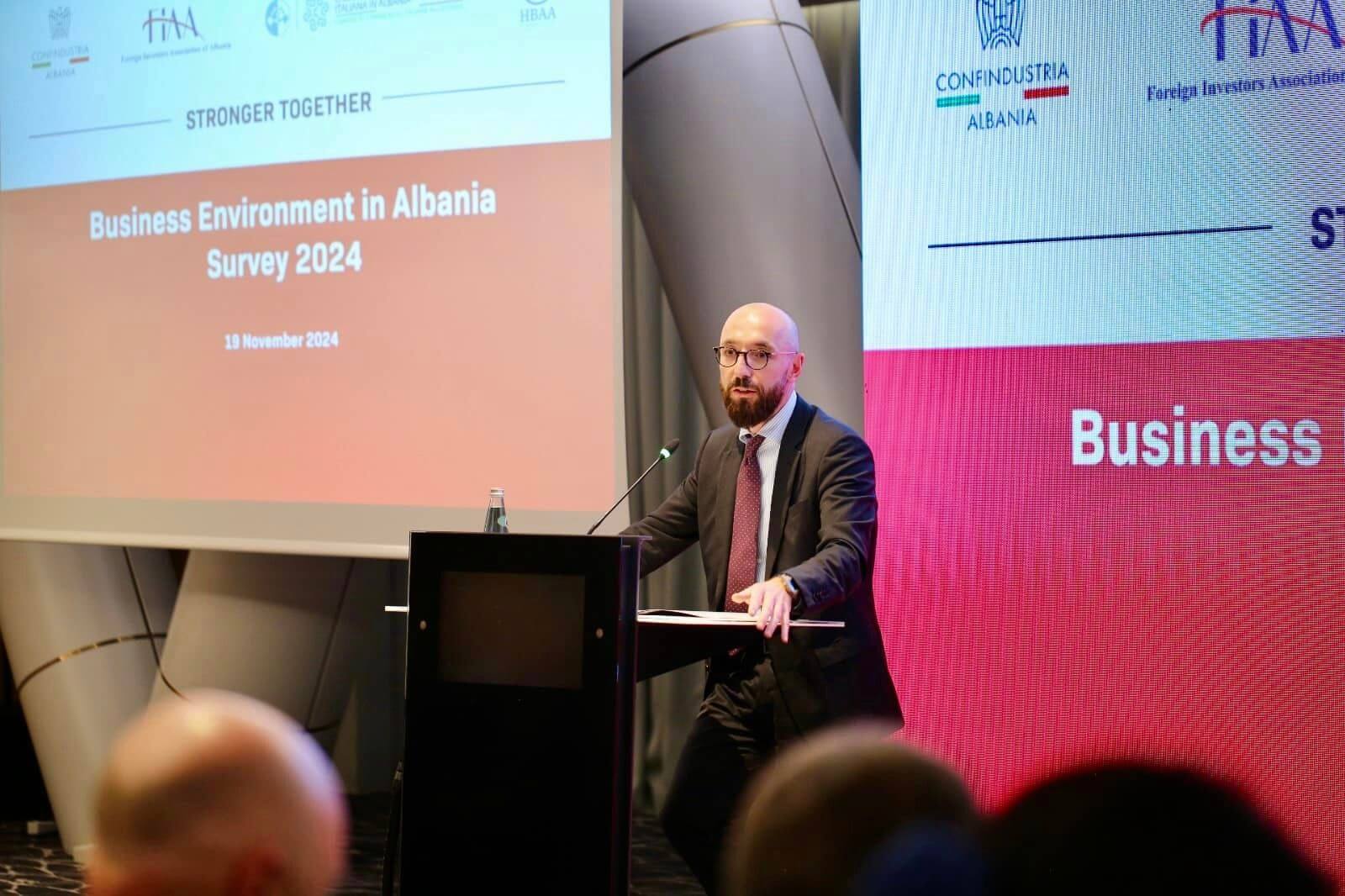 Zv.Ministri Musabelliu duke mbajtur fjaim në një event