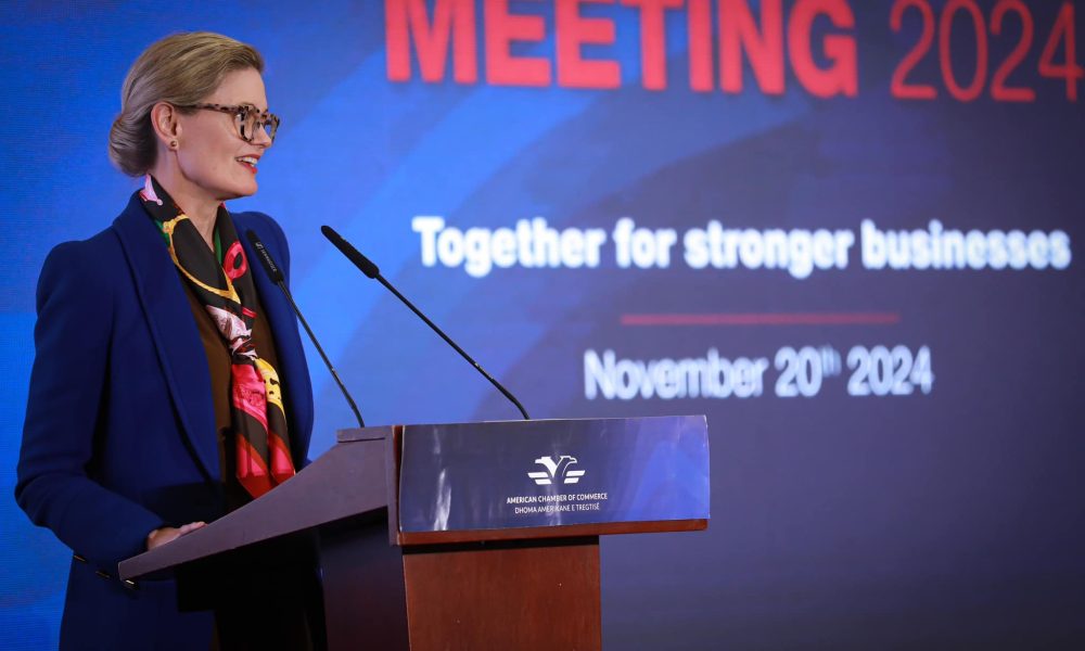 Nancy VanHorn duke mbajtur fjalim