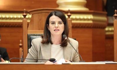 Ministrja duke mbajtur fjalim