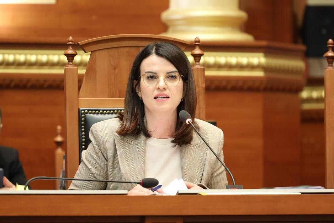 Ministrja duke mbajtur fjalim