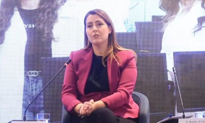 Ministrja e Arsimit duke mbajtur fjalim