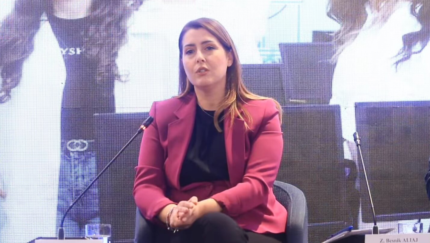 Ministrja e Arsimit duke mbajtur fjalim